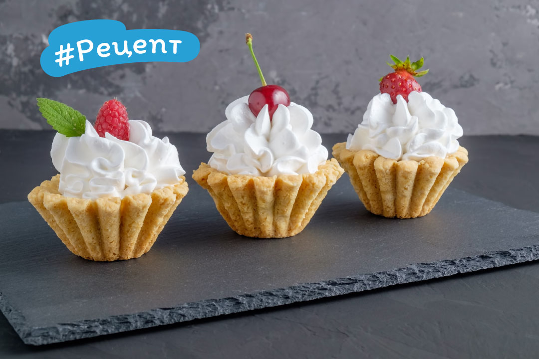 Pastry baskets with whipped cream and berries